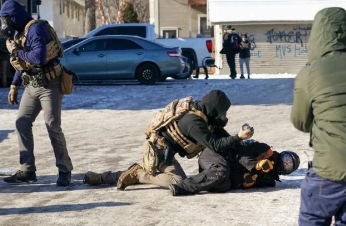 Suman más muertes de mexicanos bajo custodia de ICE; exigen investigar caso en California