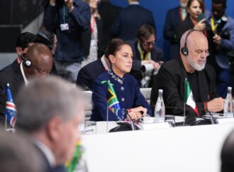 Sheinbaum propone en Barcelona redirigir 10% del gasto militar mundial a reforestación y pide no intervenir en Cuba