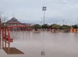 Se inunda campo de béisbol de El Cárcamo en Hermosillo por fuga de tubería