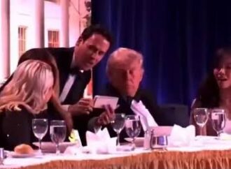 Evacúan a Donald Trump tras posibles disparos en cena con periodistas en Washington