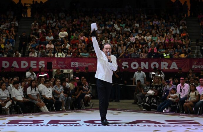 Gobernador Durazo impulsa becas universales para aliviar gasto familiar y mantener a jóvenes en clases