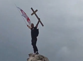 Hombre se vuelve viral al alzar una cruz en el corazón de Londres