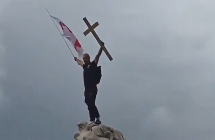 Hombre se vuelve viral al alzar una cruz en el corazón de Londres
