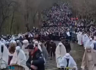 Más de 100 mil católicos salen a las calles de Polonia por Viernes Santo