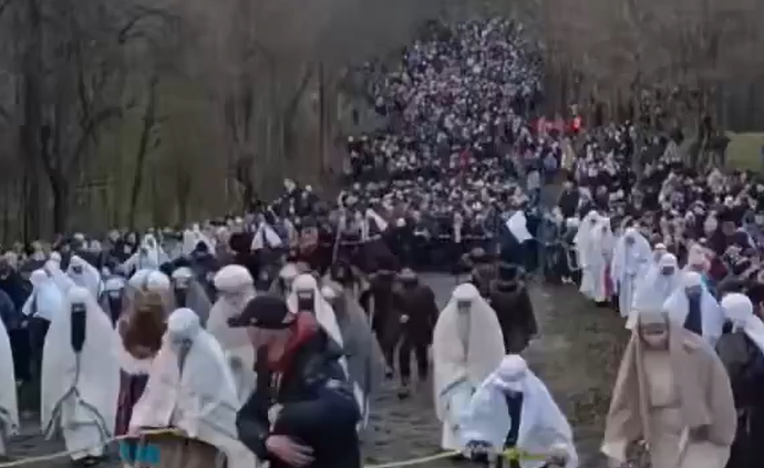 Más de 100 mil católicos salen a las calles de Polonia por Viernes Santo