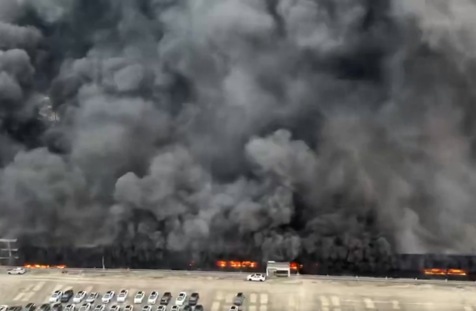 Incendio en instalaciones de BYD en China consume estacionamiento; no reportan víctimas