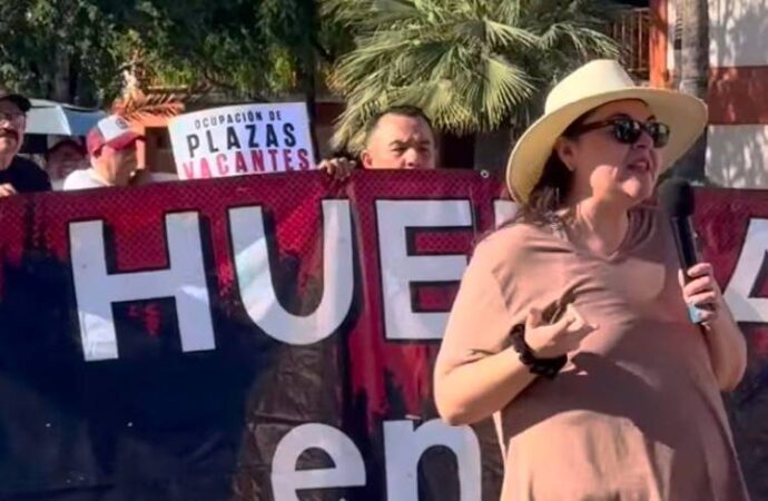 Sindicato STEUS realiza cierre simbólico de la Unison ante falta de acuerdos