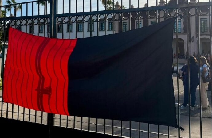 Estalla huelga en la Unison: STEUS coloca banderas rojinegras y desafía resolución judicial