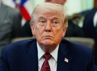 Trump anuncia nuevo diálogo con Irán y lanza amenaza de ataques a infraestructura