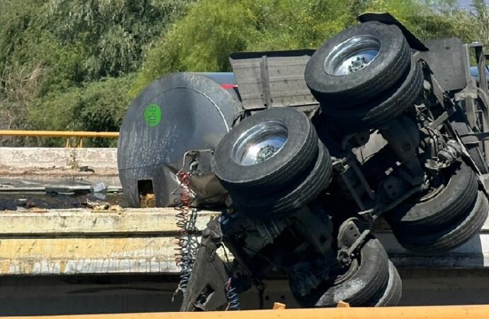 Pipa con químico cae a canal en Cajeme; suspenden planta de agua en colonia Rosales