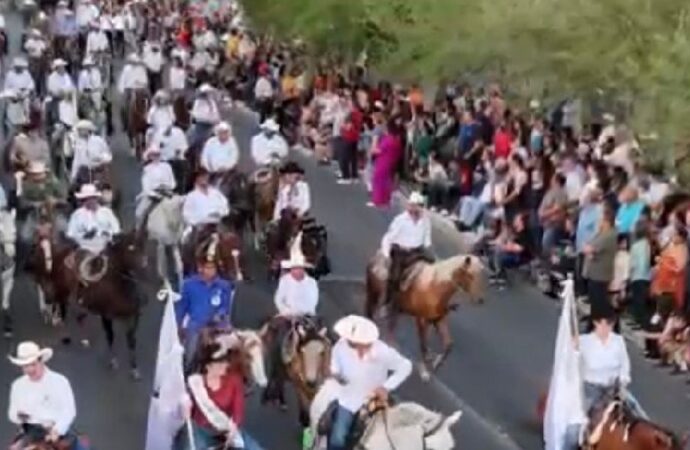 Miles salen a las calles: la cabalgata de la Expogan desata la fiesta en Hermosillo