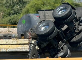 Descartan riesgos tras volcamiento de tráiler con químico en Cajeme