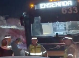 Autobús de Tufesa choca por alcance en la Pitiquito-Caborca; mujer resulta lesionada