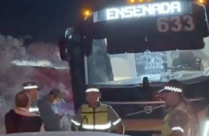 Autobús de Tufesa choca por alcance en la Pitiquito-Caborca; mujer resulta lesionada