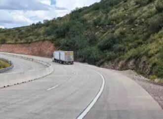 Tráiler se incendia tras choque en la carretera 15; caja queda en pérdida total