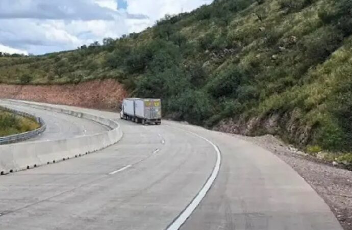 Tráiler se incendia tras choque en la carretera 15; caja queda en pérdida total
