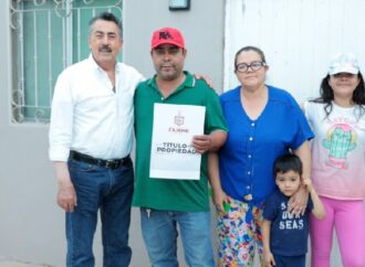 Lamarque entrega títulos de propiedad en Cajeme tras más de 20 años de espera