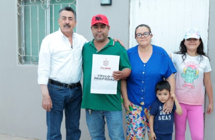 Lamarque entrega títulos de propiedad en Cajeme tras más de 20 años de espera