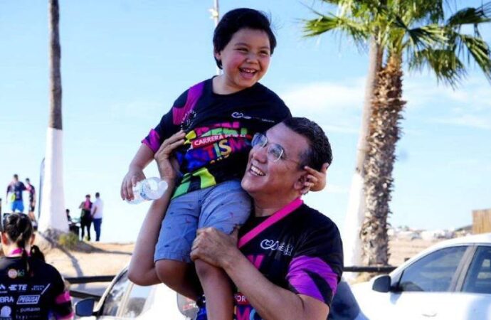 Ramón Flores participa en carrera por el autismo en San Carlos