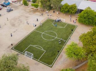 Toño Astiazarán inaugura cancha escolar con apoyo de gobierno y comunidad