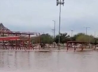 Se inunda campo de béisbol en El Cárcamo por fuga de tubería en Hermosillo