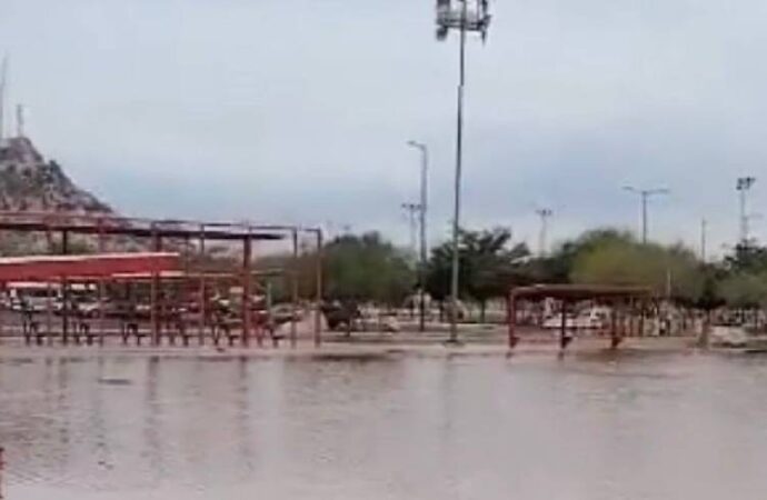 Se inunda campo de béisbol en El Cárcamo por fuga de tubería en Hermosillo