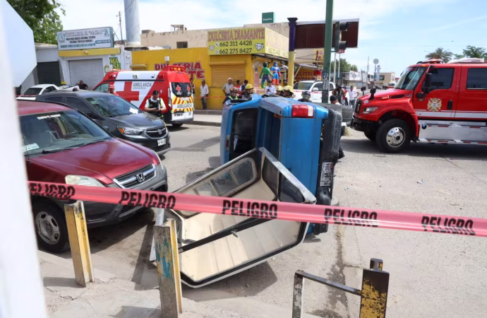 Choque con volcamiento deja tres lesionados en Hermosillo