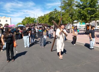 Acuden hermosillenses al viacrucis este viernes