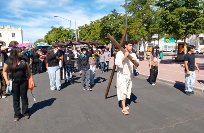 Acuden hermosillenses al viacrucis este viernes