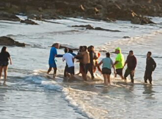 Muere hombre tras rescatar a menores en playa de Puerto Lobos, Caborca