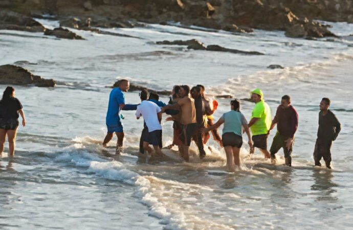 Muere hombre tras rescatar a menores en playa de Puerto Lobos, Caborca