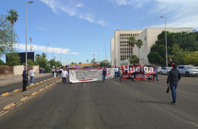 Sindicatos de la UNISON se manifiestan ante la falta de acuerdo rectoría