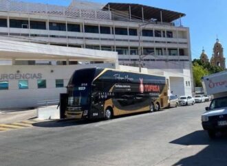Atienden a 27 personas tras volcamiento de pipa en carretera Guaymas–Hermosillo