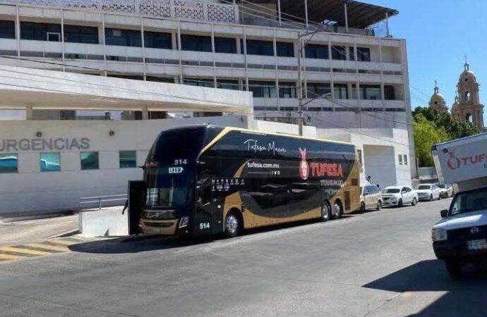 Atienden a 27 personas tras volcamiento de pipa en carretera Guaymas–Hermosillo