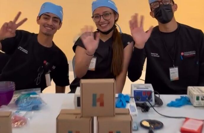 Entrega alcalde Antonio Astiazarán prótesis dentales