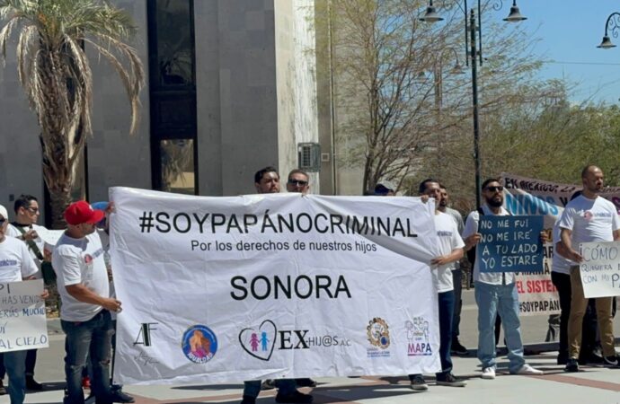 Se movilizan padres en Hermosillo