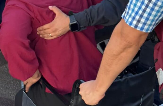 Policías municipales auxilian a mujer con dificultad respiratoria en Hermosillo