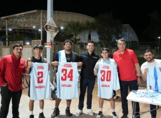 Ramón Flores recorre Guaymas y respalda a equipos deportivos con apoyos en territorio
