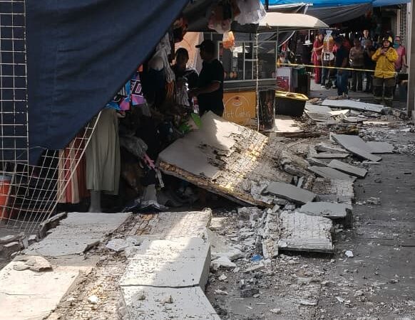 Colapsa marquesina en tienda del centro de Cajeme; no hay lesionados
