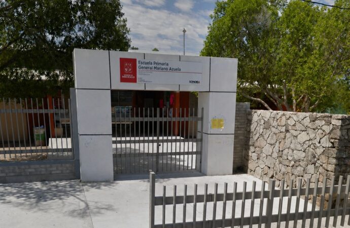 Evacúan primaria en Hermosillo por falla eléctrica en poste