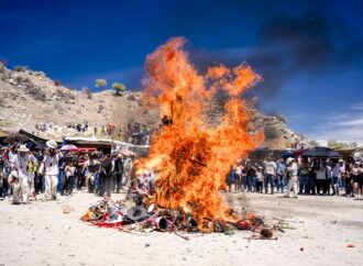 Quema de máscaras y danzas tradicionales marcan el cierre de la Cuaresma Yaqui en Hermosillo