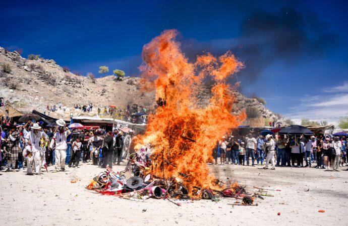 Quema de máscaras y danzas tradicionales marcan el cierre de la Cuaresma Yaqui en Hermosillo