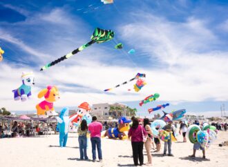 Sky Fest llena de color y figuras gigantes el cielo de Bahía de Kino