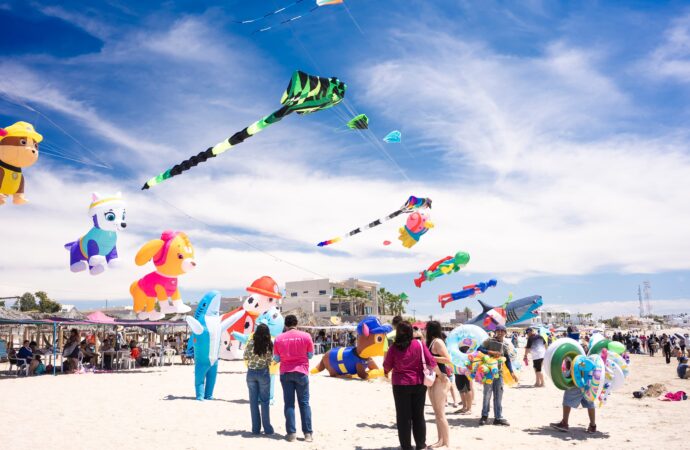 Sky Fest llena de color y figuras gigantes el cielo de Bahía de Kino