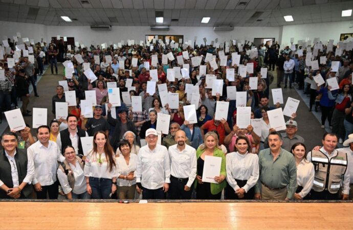 Durazo entrega 1,500 escrituras en Sonora y anuncia construcción de canchas rumbo al Mundial 2026