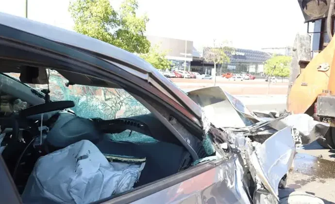 Auto choca contra maquinaria en zona del Sam’s Club siniestrado en Hermosillo; genera tráfico