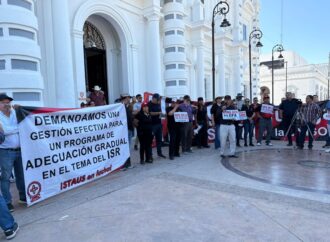 Marchan integrantes del STAUS por mejores salarios en la UNISON