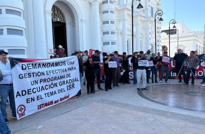 Marchan integrantes del STAUS por mejores salarios en la UNISON