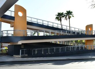 Joven de 22 años resulta lesionado tras arrojarse de puente peatonal frente a la Universidad de Sonora
