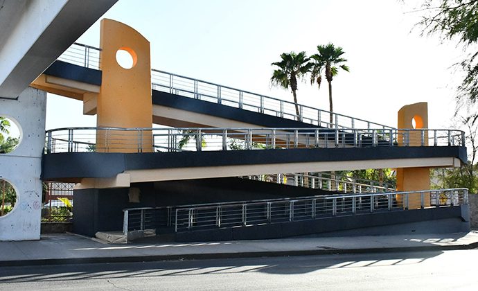 Joven de 22 años resulta lesionado tras arrojarse de puente peatonal frente a la Universidad de Sonora
